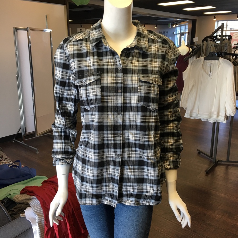 🌷🌹PAIGE Women’s plaid button up flannel size L